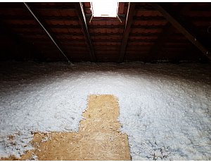 Foukaná izolace stropu bytového domu v Pardubicích